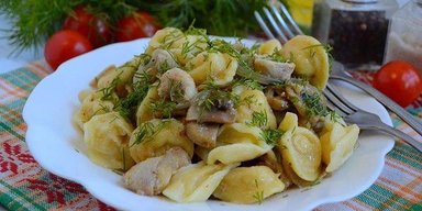 Галушки з куркою, грибами та цибулею: рецепт справжньої української страви