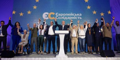 Все на борьбу с пятой колонной! Как в штабе партии Петра Порошенко прошел день выборов