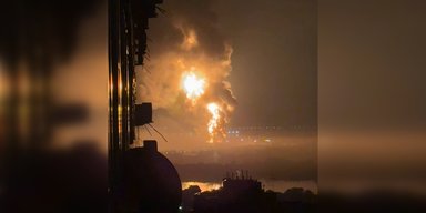 "Столб огня высотой в десятки метров": в Ростове взорвался еще один резервуар нефтетопливного терминала (видео)