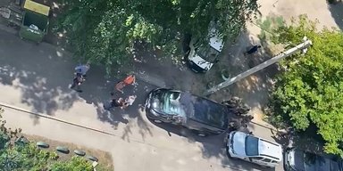 Вывели и погрузили в бус: в сети появились возможные кадры с задержанием убийцы Фарион (видео)