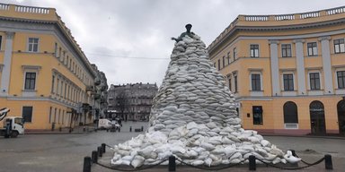 "Закінчиться війна — буде світліше". Як живе Одеса у воєнний час