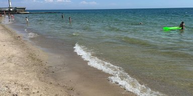 В Одессе проверили пляжи из-за подозрительных пятен на воде: можно ли купаться  (фото, видео)