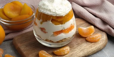 На новогодний стол: рецепт сливочного десерта с мандаринами и сухофруктами