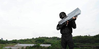 Skyfend Blader: в Китае создали антидроновое ружье, сбивающее БПЛА на расстоянии 1,5 км