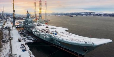 Черное на голубом: российский авианосец "Адмирал Кузнецов" коптит небо и океан