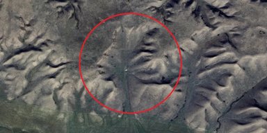 "Людську голову", що визирає зі скель у Канаді, сфотографували з космосу: що це