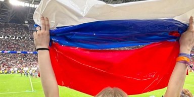 На матче ПСЖ-Арсенал появился российский флаг: его сделали из пакетов