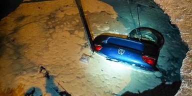 Водій встиг вистрибнути: в Одесі авто пішло під землю (фото)