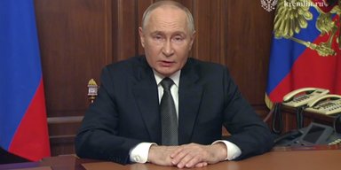 Ніби приклеєні до столу: Путін жодного разу не поворухнув руками за 8-хвилинне звернення (відео)