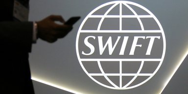 Россию готовы отключить от SWIFT. Почему это важно?