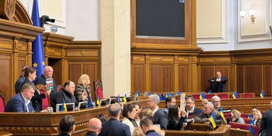 В Раде снова заблокировали трибуну: в заседании объявили паузу — что требуют