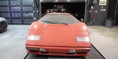 Культовий суперкар Lamborghini за $600 000 простояв 20 років у старому гаражі (відео)