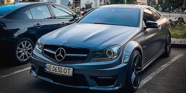 Сучасна класика: у Києві помітили рідкісний і потужний спорткар Mercedes-Benz (фото)