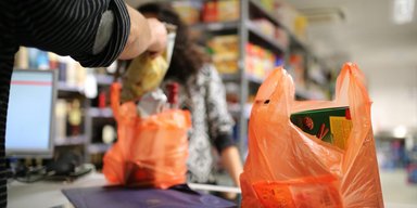 Семья купила в магазине пакет с картошкой: внутри их ждал "сюрприз" (фото)