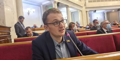 Нардеп-"слуга" играл в телефон, когда Рада увольняла Шмыгаля, — соцсети (фото, видео)