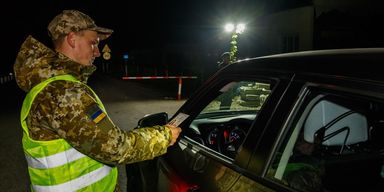 Розплатився криптовалютою: харків'янин "купив" дитину, щоб втекти з країни (фото)