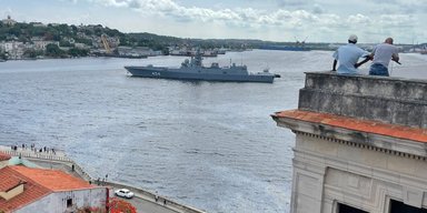 Очередь и большая пушка: журналист рассказал о визите на российский фрегат "Адмирал Горшков"