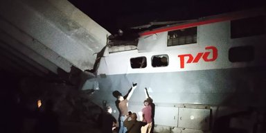 Є загиблі і постраждалі: у Брянській області РФ рухнув автомобільний міст, у нього врізався потяг (фото, відео)