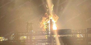 Дроны поразили один из крупнейших нефтеперерабатывающих заводов РФ: предприятие пылает (видео)