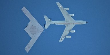 У США вперше сфотографували новий літак-невидимку B-21 під час заправки в повітрі (фото)