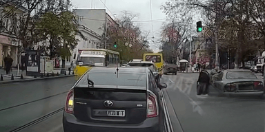 В Одесі водій протягнув співробітника ТЦК на дверях авто: потерпілий у лікарні (відео)