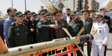 Ракеты, дроны и системы ПВО: Шойгу посетил выставку оружия в Иране (фото)
