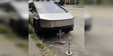Брошенный Tesla Cybertruck стал туристической достопримечательностью в США (фото)