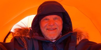 По 8 годин на лижах при -40: латвієць дістався Південного полюса, щоб допомогти Україні (фото)