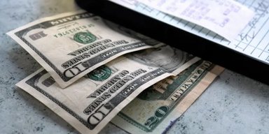Чиновник отримував зарплату протягом 10 років, не виходячи на роботу: чим закінчилася історія
