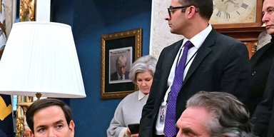 Дональд Трамп повесил свое фото под арестом в Белом доме