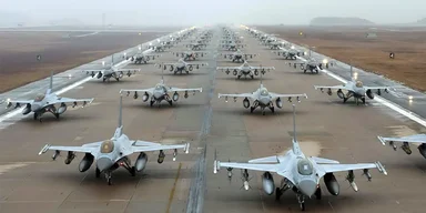 Винищувачі з Заходу. Чому питання передачі F-16 не заходить далі політичних заяв