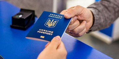 Українцям потрібно замінити продовжені закордонні паспорти: старі більше не діють