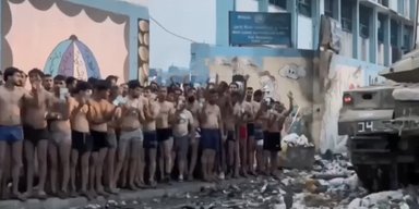 Кидають зброю і роздягаються: в Газі відбулось масове здавання у полон бойовиків ХАМАС (відео)
