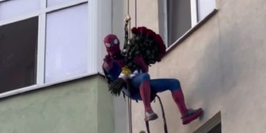 Человека-паука с букетом видели на многоэтажке в Одессе (видео)