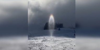 Портал в другой мир: в Австрии лыжница сняла удивительное природное явление (видео)