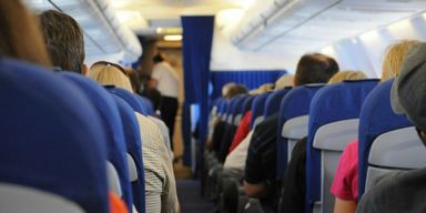 "Запустил в космос": женщина высмеяла попутчика с широко расставленными ногами (фото)