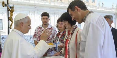 Культурная дипломатия: Папа Римский получил в подарок украинскую вышиванку (фото)