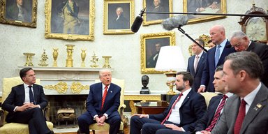 "Золотой президент": Трамп украсил Белый дом безделушками и хочет построить бальный зал