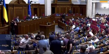 "Слуги народа" устроили драку в первый день возобновления трансляции из Рады (видео)