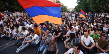 Еще не победа. Что происходит в Армении в период междувластия