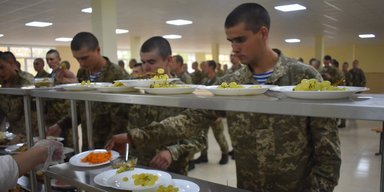 Осетрина, крупа саго і 50 кг базиліка: ЗМІ пишуть про нові порушення із закупівлями продуктів для ЗСУ