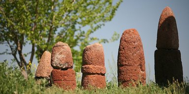 Похоронили под "камнем дракона": ученые исследовали останки двух младенцев, найденных в 1980 году