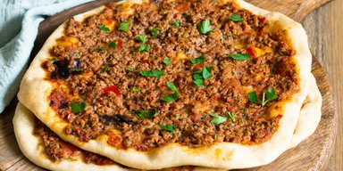 Вкусная закуска за 10 минут: рецепт восточной пиццы на лаваше с секретной приправой