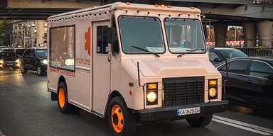 В Украине заметили нестандартный фургон мороженщика с необычным предназначением (фото)