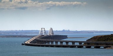 На Крымском мосту перекрыли движение из-за морского дрона, — соцсети