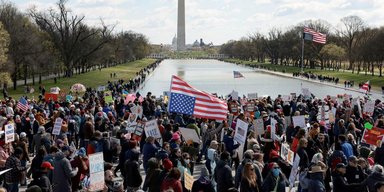 "Без королей": в США протестуют миллионы людей, требуя у Трампа "снять корону" (видео)
