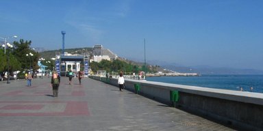 На набережной в оккупированной Алуште зарезали двух военных ВС РФ, — СМИ (фото)