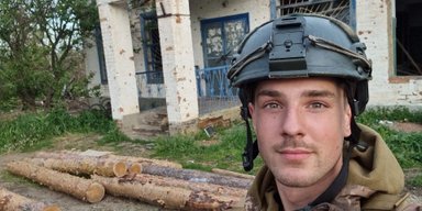 Простояв два дні: у Києві вандали зрізали дуб, посаджений на честь Романа Ратушного (фото)