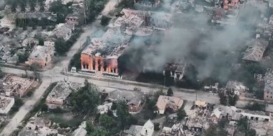 Перетворюється на попіл: як виглядає Вовчанськ, у якому ідуть вуличні бої (відео)