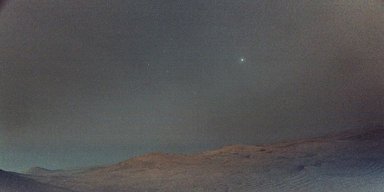Никто не знает, как он появился: марсоход NASA сделал фотографию спутника Марса (фото)